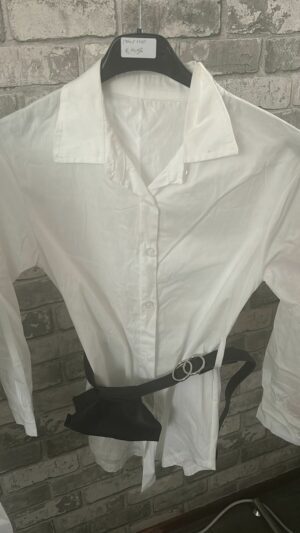 Witte blouse met zwart tasje
